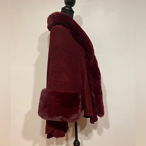 NWT Faux Fur Cape | ONE SIZE | Burgundy | - Picture 3 of 5